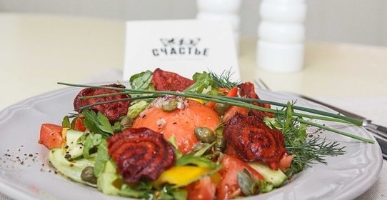 Салат с моцареллой и лососем