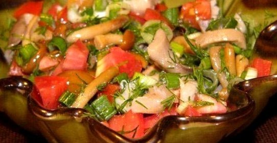 Салат с солеными грибами и свежими помидорами