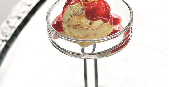 Мороженое крем-брюле с малиновым соусом