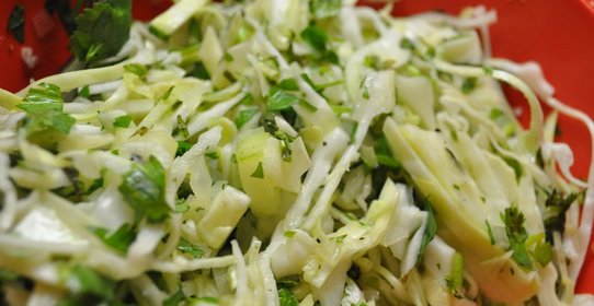 Салат из капусты с яблоками