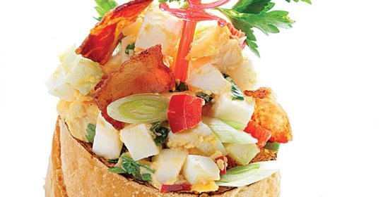 Яичный салат с хреном и беконом