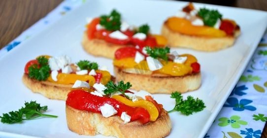 Брускетта с маринованным перцем и фетой
