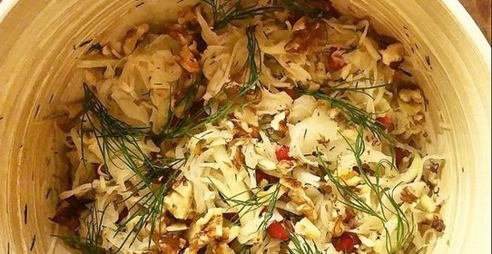Салат с белокачанной капустой и кольраби