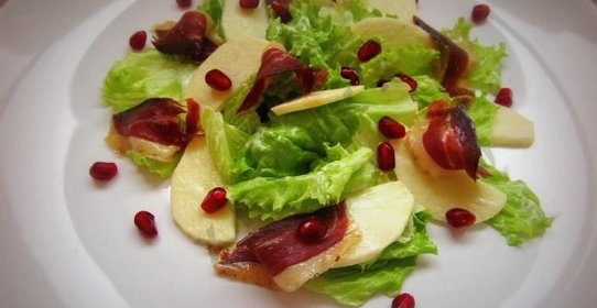 Салат с яблоком и вяленой утиной грудкой