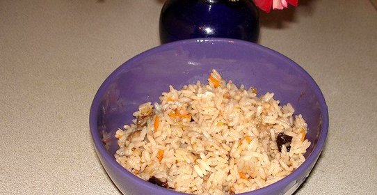 Рис с куриными сердечками и черносливом