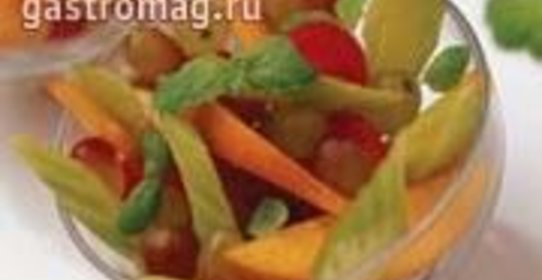 Салат из персиков с помидорами и заправкой из мяты