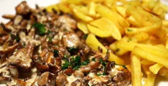 Жареные лисички со сливками