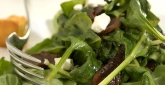 Теплый салат из разноцветного мангольда с кедровыми орешками, чесноком и фетой