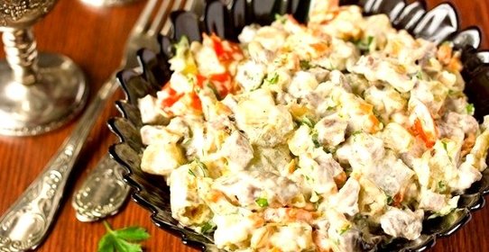 Салат со свиным языком, шампиньонами и овощами
