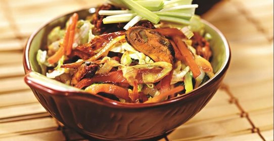 Теплый салат с мидиями