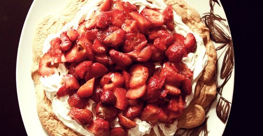 Торт «Павлова» со сливочным кремом и клубникой