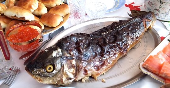 Карп, фаршированный рисом с овощами и сыром