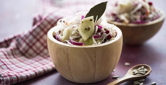 Салат из квашеной капусты с маринованными луком и брусникой