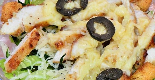 Салат Цезарь с огурцом и маслинами