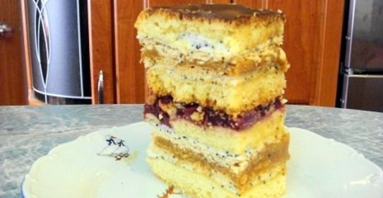 Пляцок вишневый с безе и шоколадом