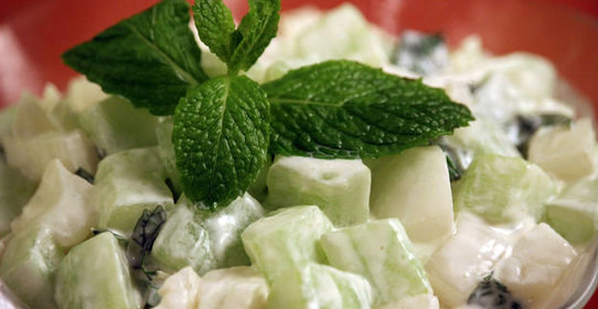 Салат с кальмарами, сыром и чесноком