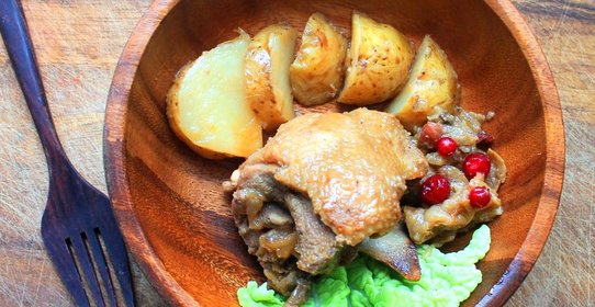 Утка, запеченная с яблоками и молодым картофелем