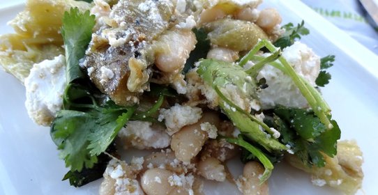 Марокканский салат с баклажанами, фасолью и козьим сыром