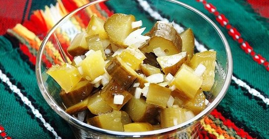 Простой салат с солеными огурцами