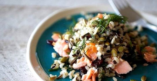 Салат из лосося горячего копчения с рисом