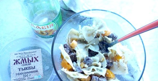 Салат с желтыми помидорами и макаронами