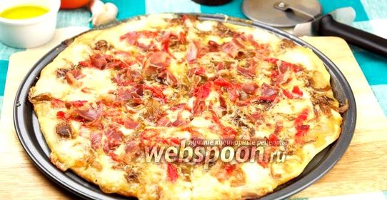 Пицца с моцареллой, прошутто и луком