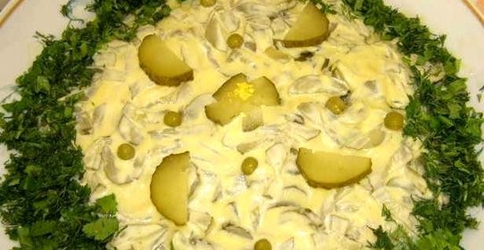 Куриный салат с солеными огурцами