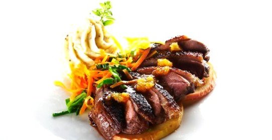Подсушенная утиная грудка под соусом из красного вина с карамелизованным кумкватом