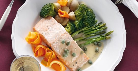 Семга с овощами под соусом