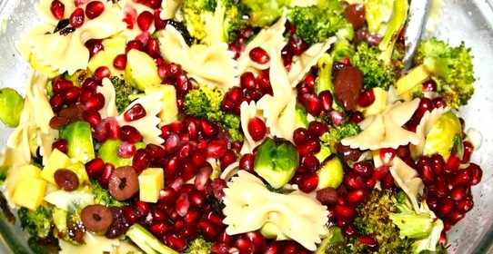 Новогодний салат с макаронами