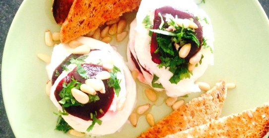 Салат с моцареллой и свеклой