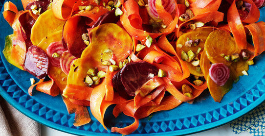 Салат из моркови и свеклы с фисташками