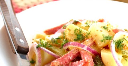 Картофельный салат с карамелизованным луком и лимонным майонезом