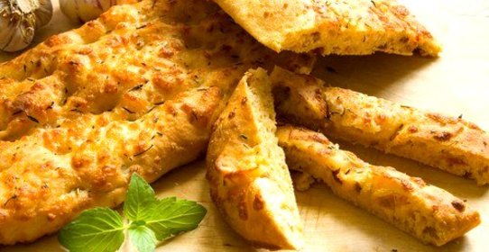 Фокачча с печеным чесноком, зеленым луком и сыром проволоне