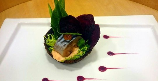 Скумбрия слабосоленая с кремом из копченого кижуча и свекольными чипсами