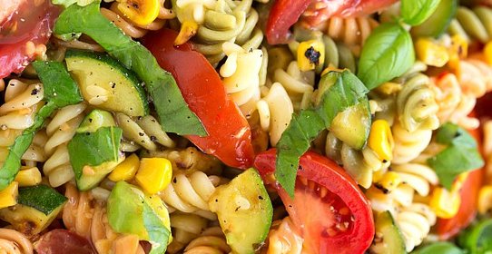 Холодный салат с пастой, кукурузой, цукини и авокадо