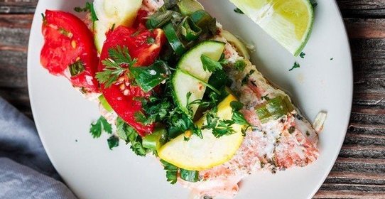 Лосось с овощами в фольге