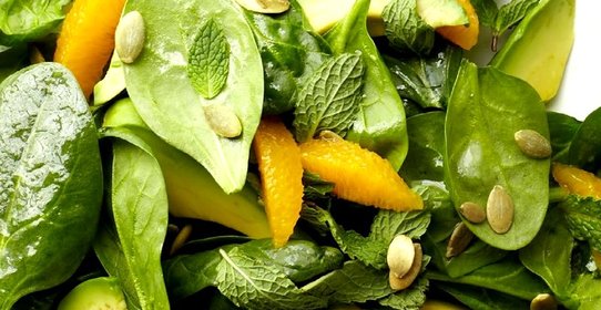 Салат из молодого шпината с авокадо и апельсином