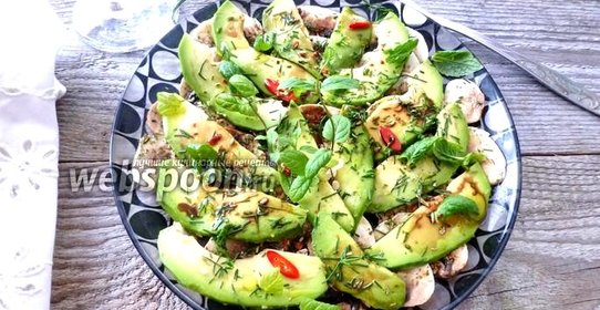 Салат из шампиньонов, авокадо и мяты