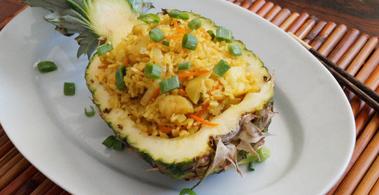 Тайский рис с ананасами и креветками