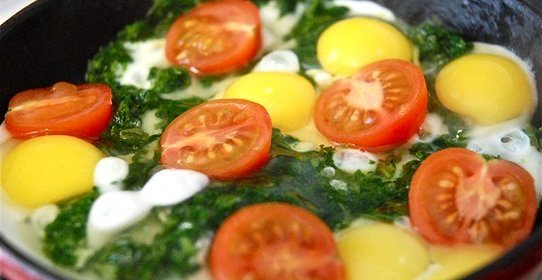 Яичница с перепелиными яйцами, шпинатом и помидорами черри