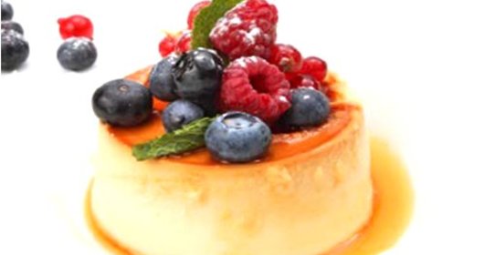 Молочное суфле с консервированными ягодами