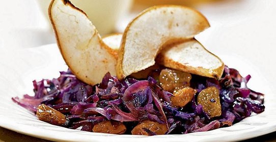 Салат из красной капусты с изюмом, грушами и корицей