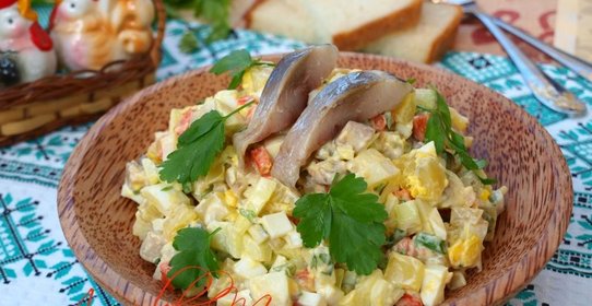 Салат с сельдью, яблоком и яйцами