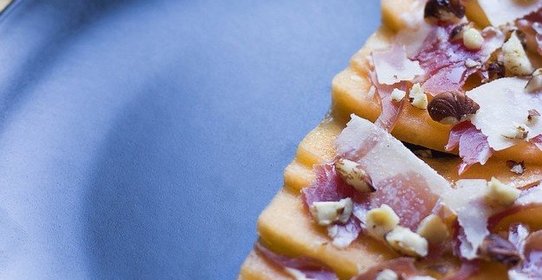 Карпаччо из дыни с сырокопченой ветчиной