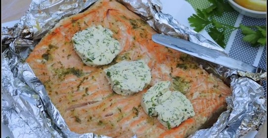 Сёмга на углях с зелёным маслом