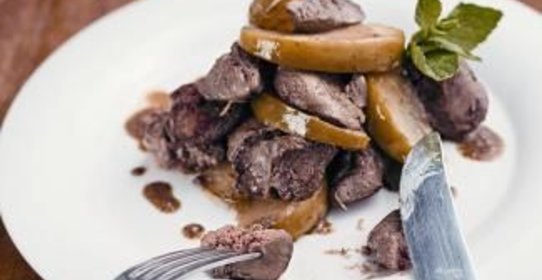 Печенка с яблочным соусом