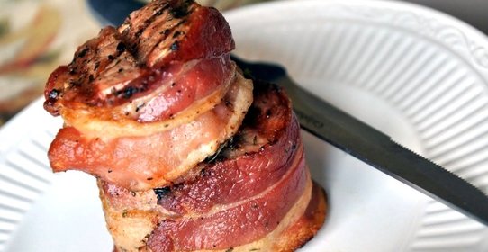 Свиная отбивная, завернутая в бекон, в пикантном соусе