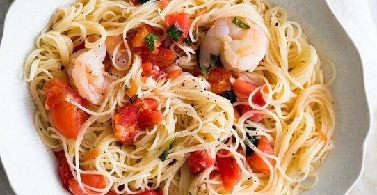 Паста с томатами и креветками