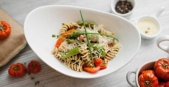 Салат из цельной пасты интеграле с запеченными овощами